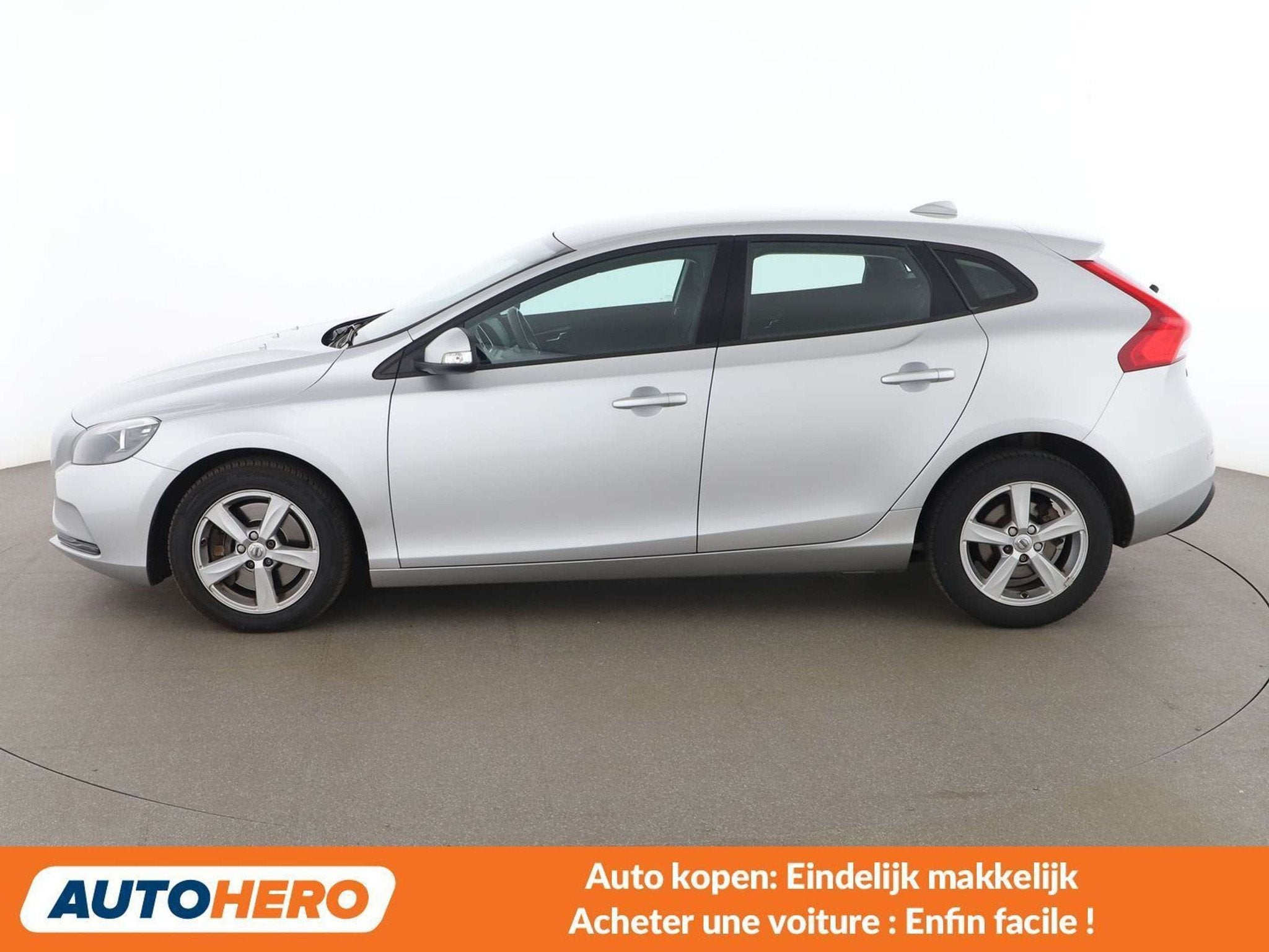 Volvo V40 2.0 D2 Kinetic (bj 2017, automaat), Auto's, Volvo, Stof, Gebruikt, Zwart, 1969 cc