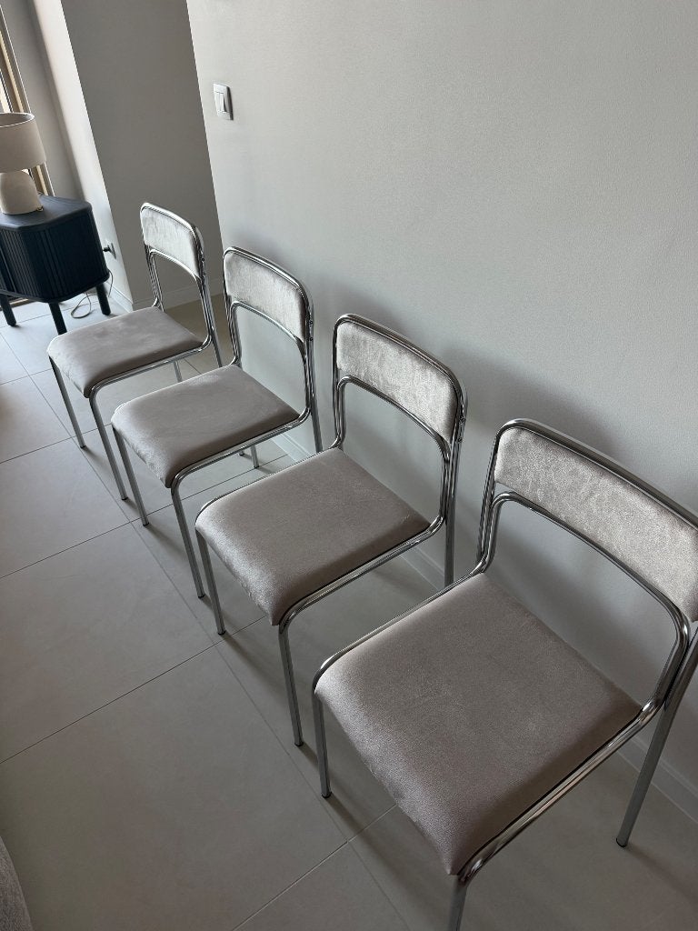 4 stijlvolle design eetkamerstoelen – beige velours & chroom, Huis en Inrichting, Stoelen, Ophalen, Overige kleuren, Nieuw, Stof