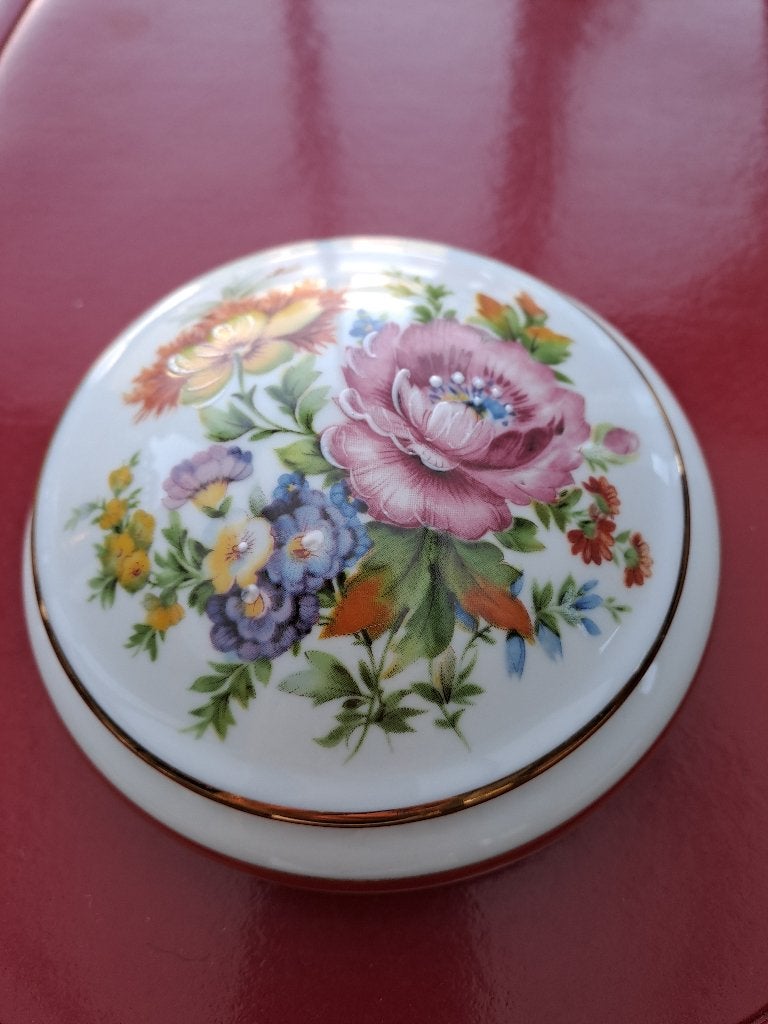 Bonbonnière de Limoges et un plateau, Enlèvement
