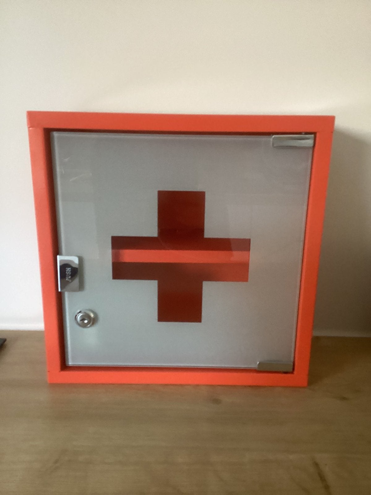 Apotheek, EHBO medicijnkast 30x30x12 slotje,2 sleutels, Ophalen of Verzenden, Zo goed als nieuw