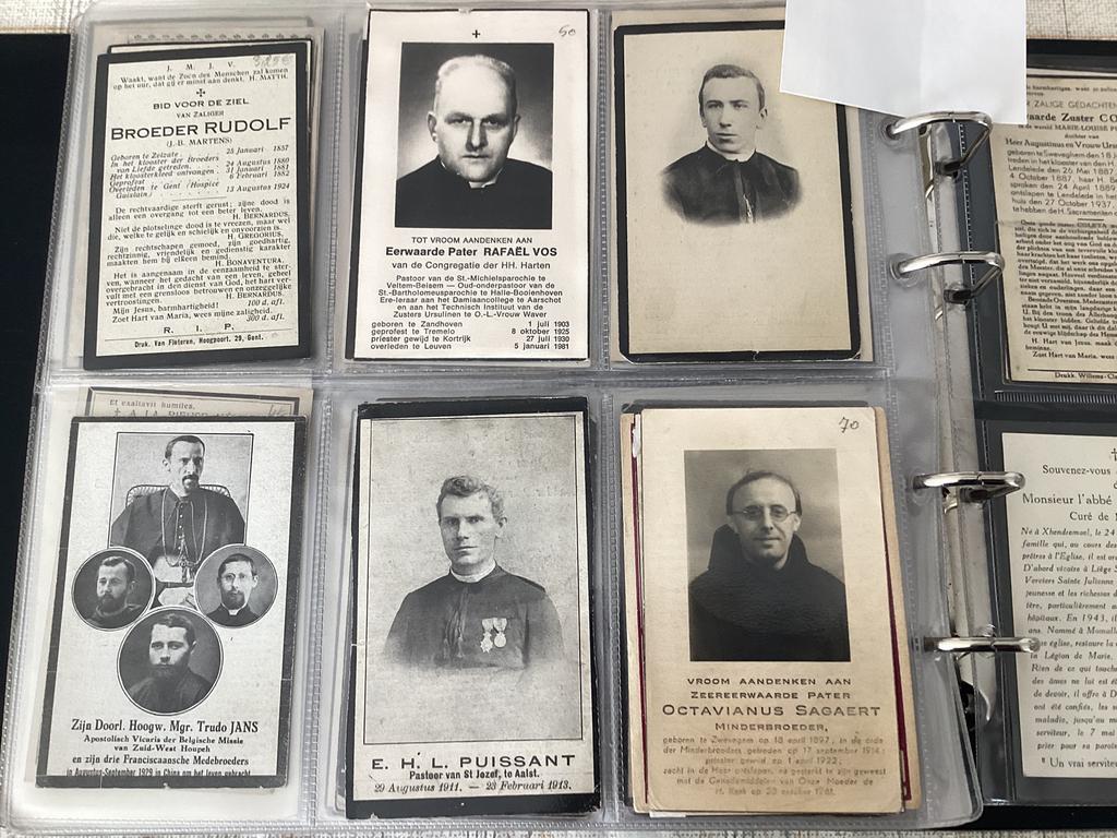 Doodsprentjes, meer dan 340 stuks, waarvan 140 met foto’s., Enlèvement ou Envoi, Carte de condoléances