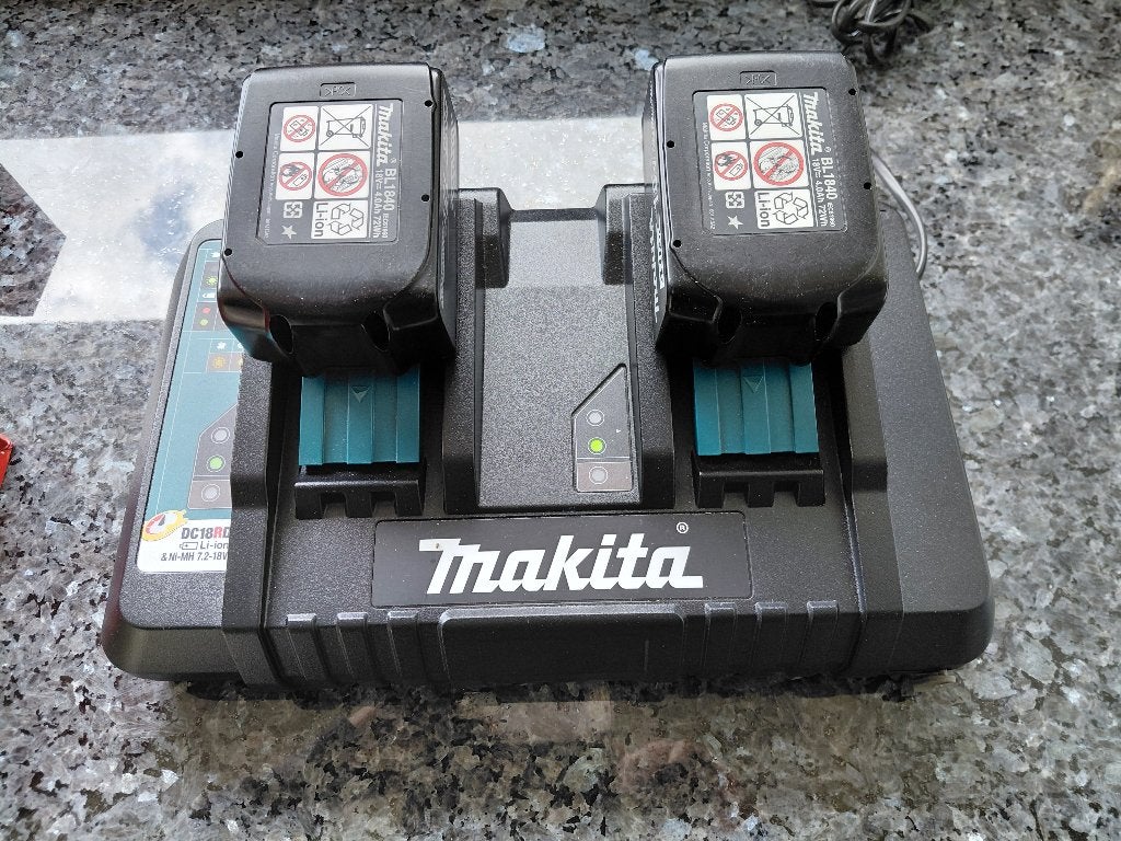 Makita DC18RD duolader + 2 originele batterijen, Ophalen, Gebruikt