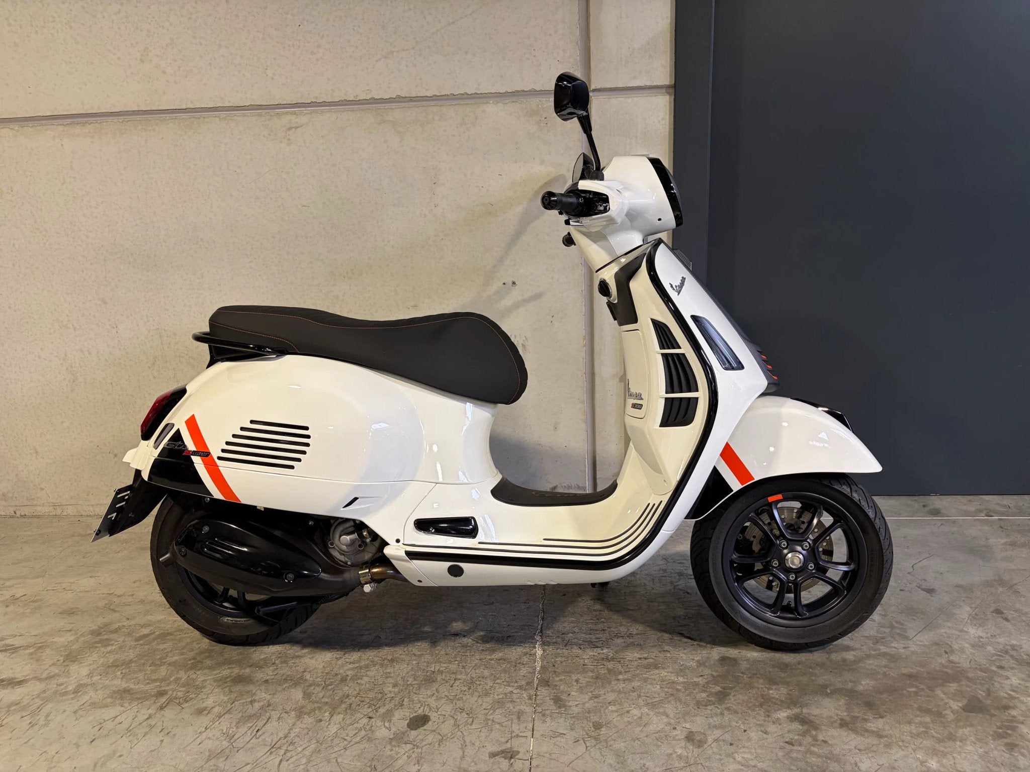 Vespa GTS 300 Super in topstaat (bj 2024), Motoren, Scooter, 300 cc, Bedrijf, 12 t/m 35 kW