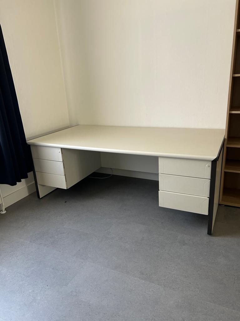 Bureau robuste de la marque Bulo (2 m x 1 m), Maison & Meubles, Bureaux, Utilisé, Avec tiroirs, Enlèvement
