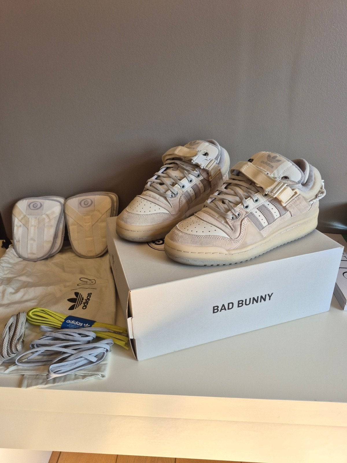 Adidas Forum Low x Bad Bunny The First café taille 40⅔, Enlèvement ou Envoi, Blanc, Baskets