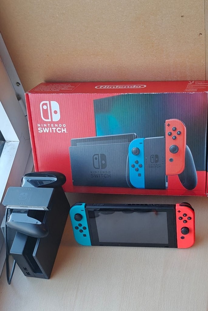 Nintendo Switch + Pokémon: Let's Go, Pikachu!, Games en Spelcomputers, Spelcomputers | Nintendo Switch, Ophalen of Verzenden, Zo goed als nieuw