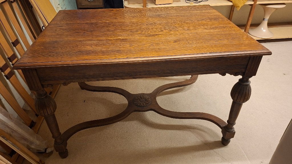 mooie tafel met mooie sierlijke poten, Ophalen