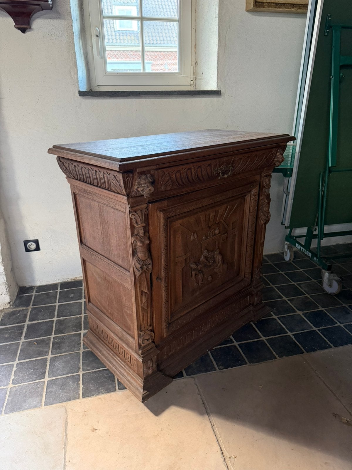 Armoire ancienne avec sculptures, Enlèvement