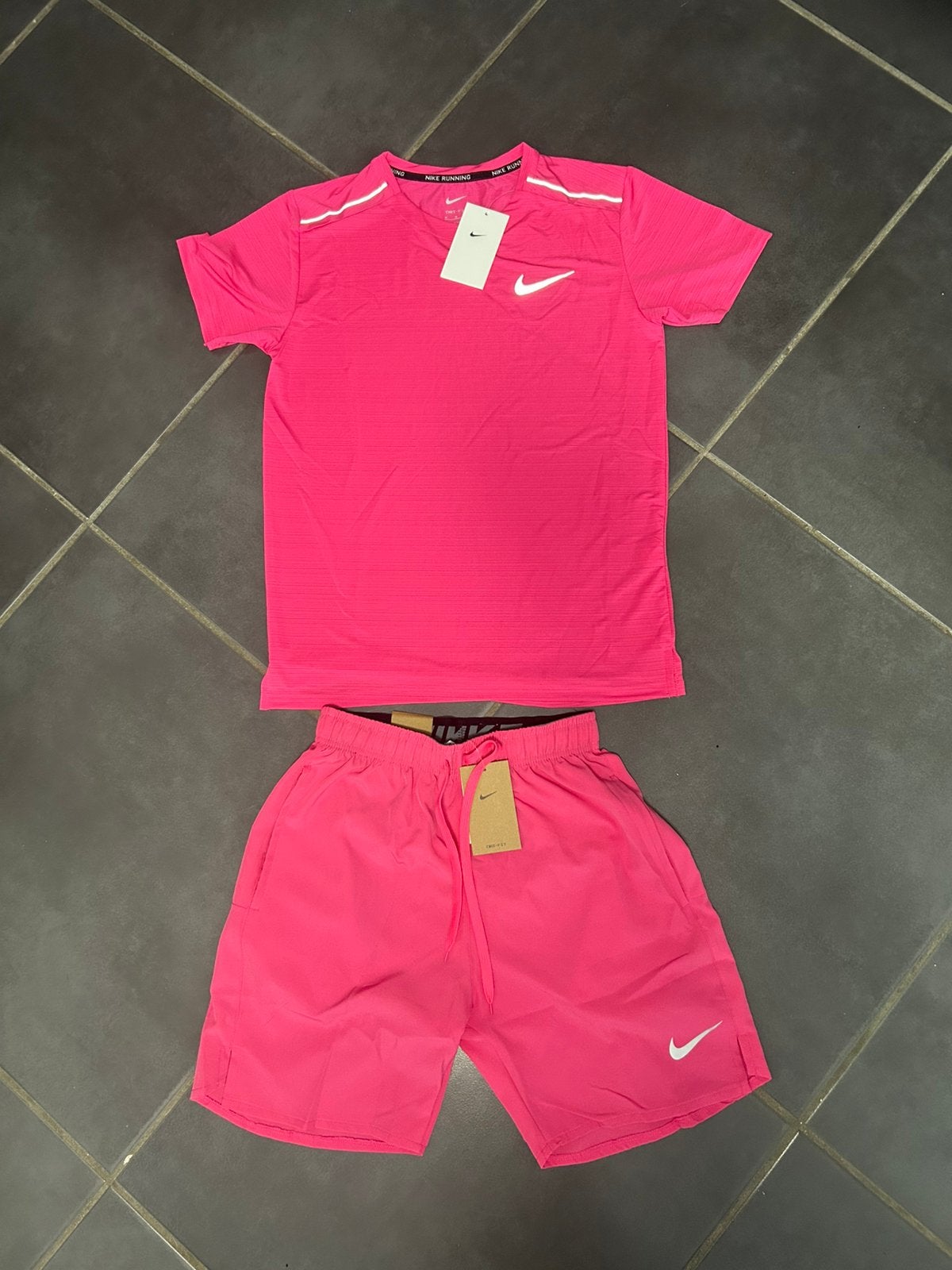 Running nike rose, Vêtements | Hommes, Vêtements de sport, Neuf, Général, Taille 48/50 (M), Rose, Enlèvement ou Envoi