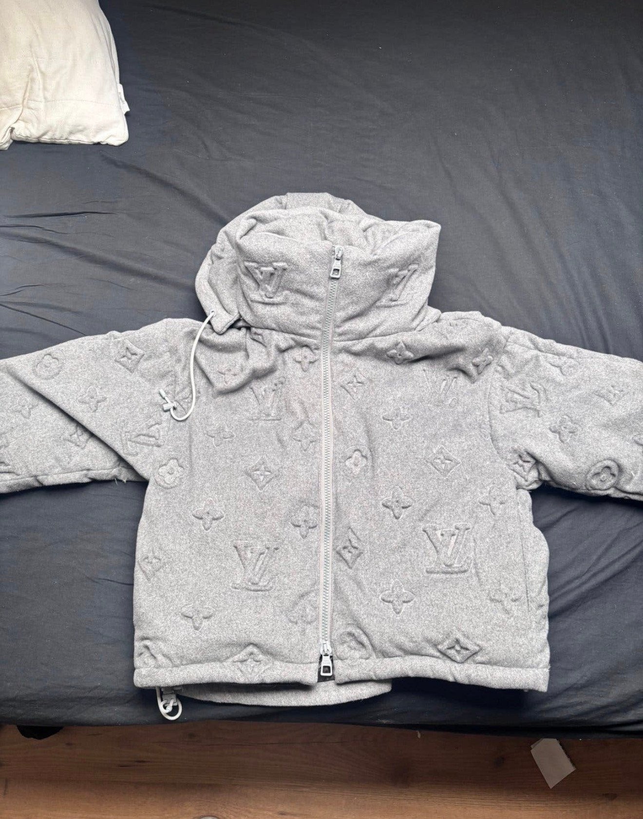 Louis Vuitton Jas Puffer Maat M, Ophalen of Verzenden, Zo goed als nieuw, Maat 48/50 (M), Grijs