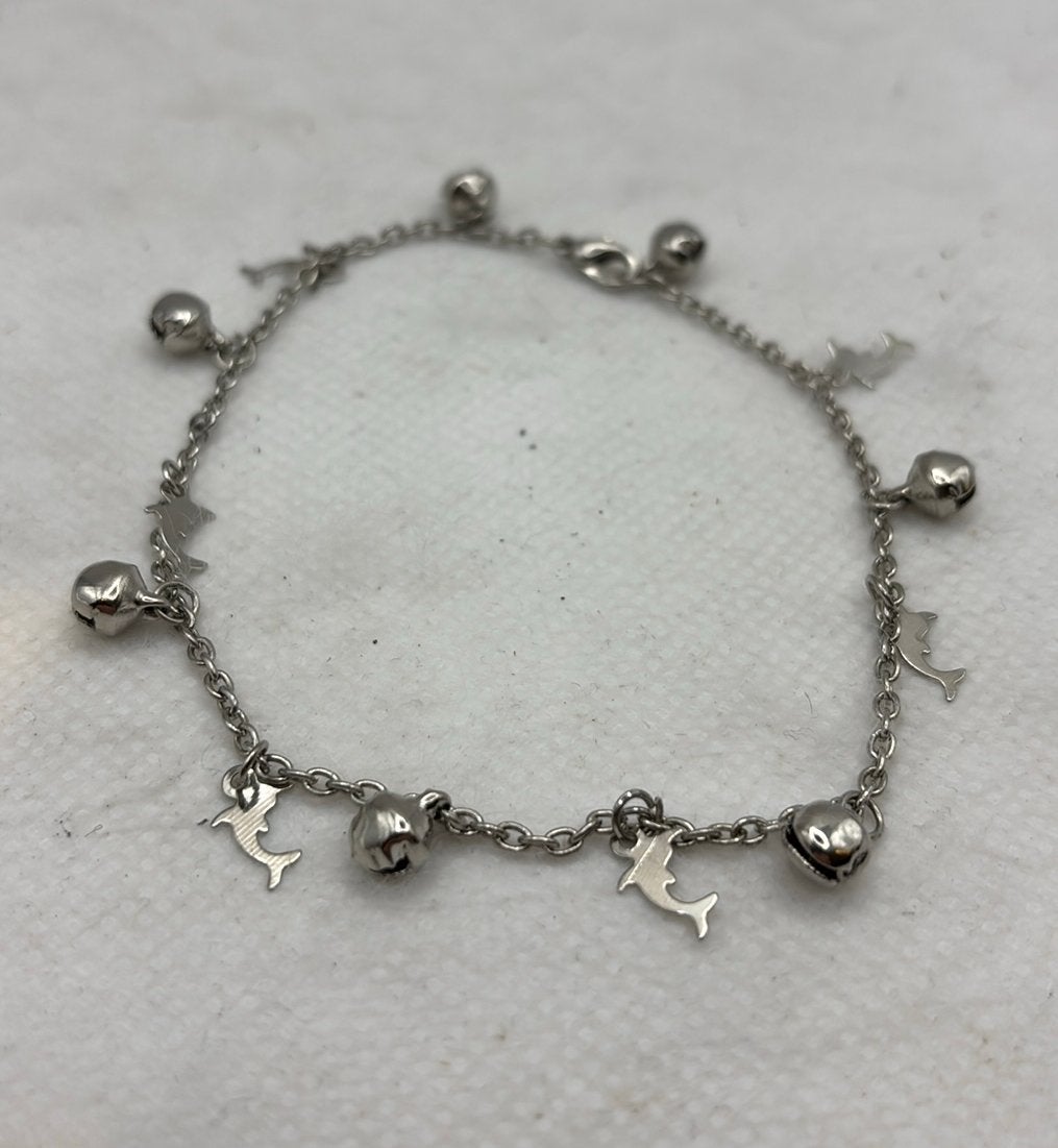 Silver-Tone Dolphin & Bell Charm Bracelet – 6 cm Contour, Bijoux, Sacs & Beauté, Enlèvement ou Envoi, Utilisé, Or, Autres matériaux