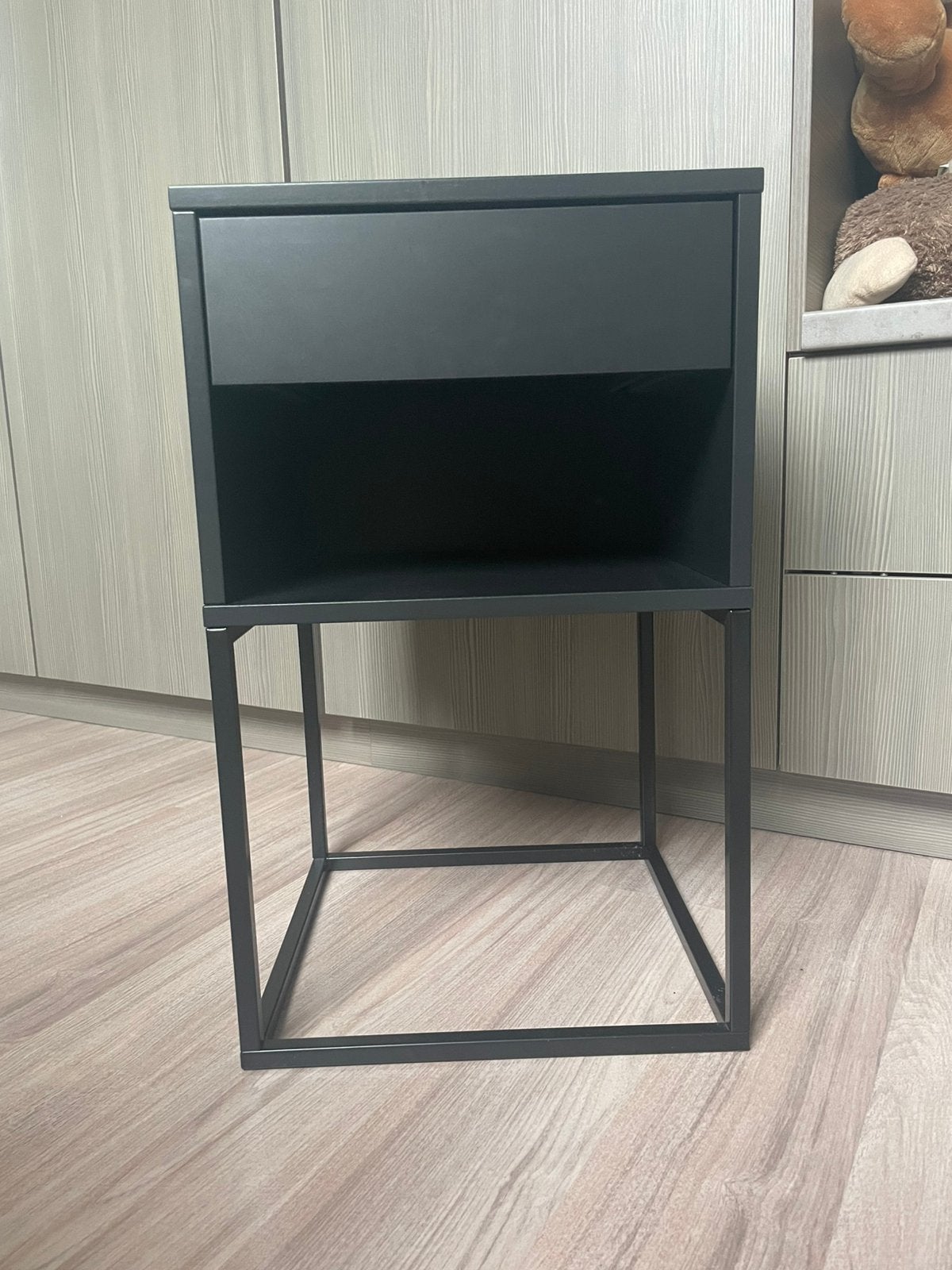 Table de chevet noire IKEA, Maison & Meubles, Enlèvement, Comme neuf, Moins de 45 cm, 55 à 70 cm