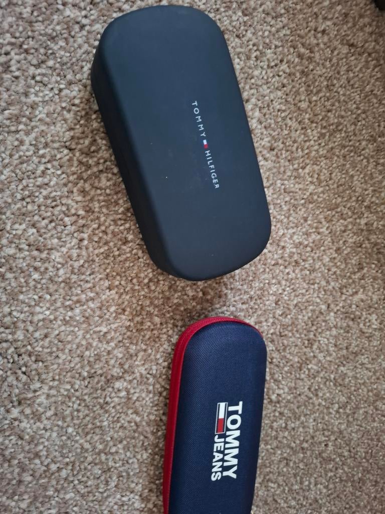 Zonnebrillen Tommy Hilfiger , prijs per stuk, Handtassen en Accessoires, Overige merken, Zonnebril, Zwart, Nieuw