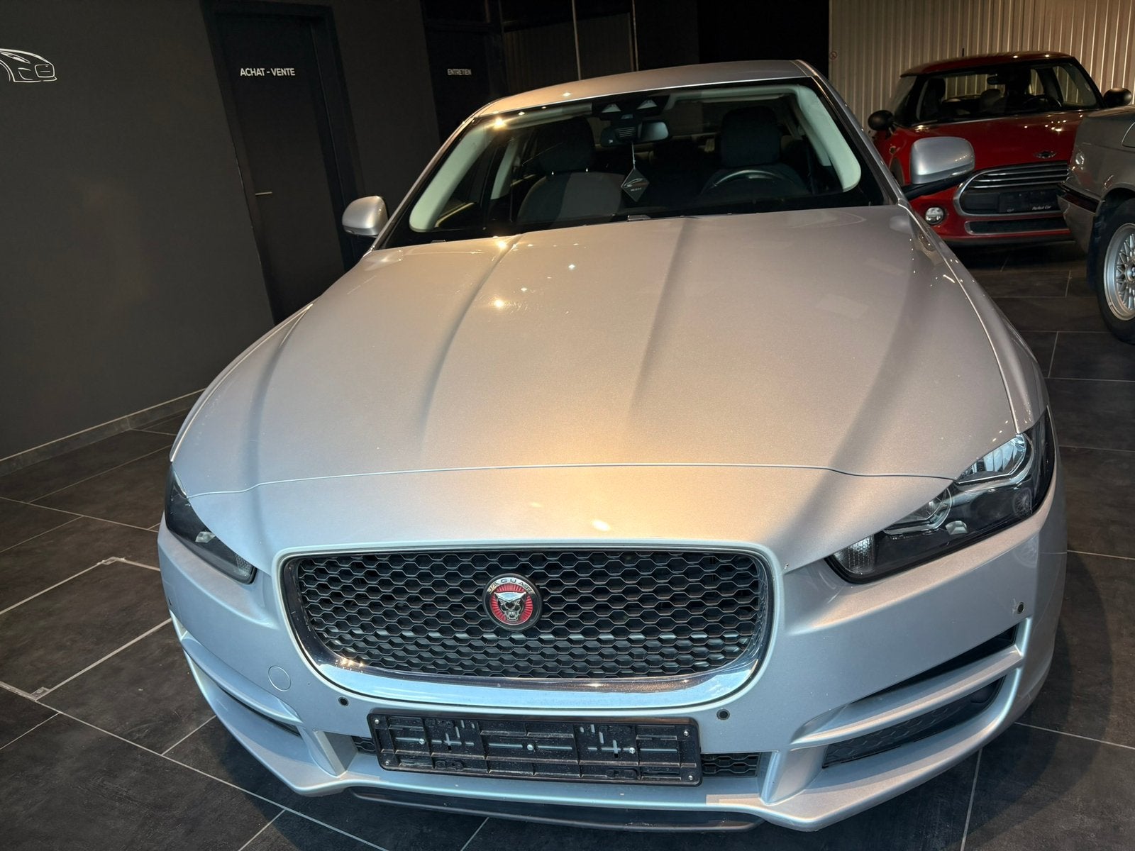 Jaguar xe 2.0d euro 6d b.manuel bel etat, Autos, Argent ou Gris, Achat, Euro 6, https://public.car-pass.be/vhr/36c795f0-9fa6-46ef-a44d-370125ffff46