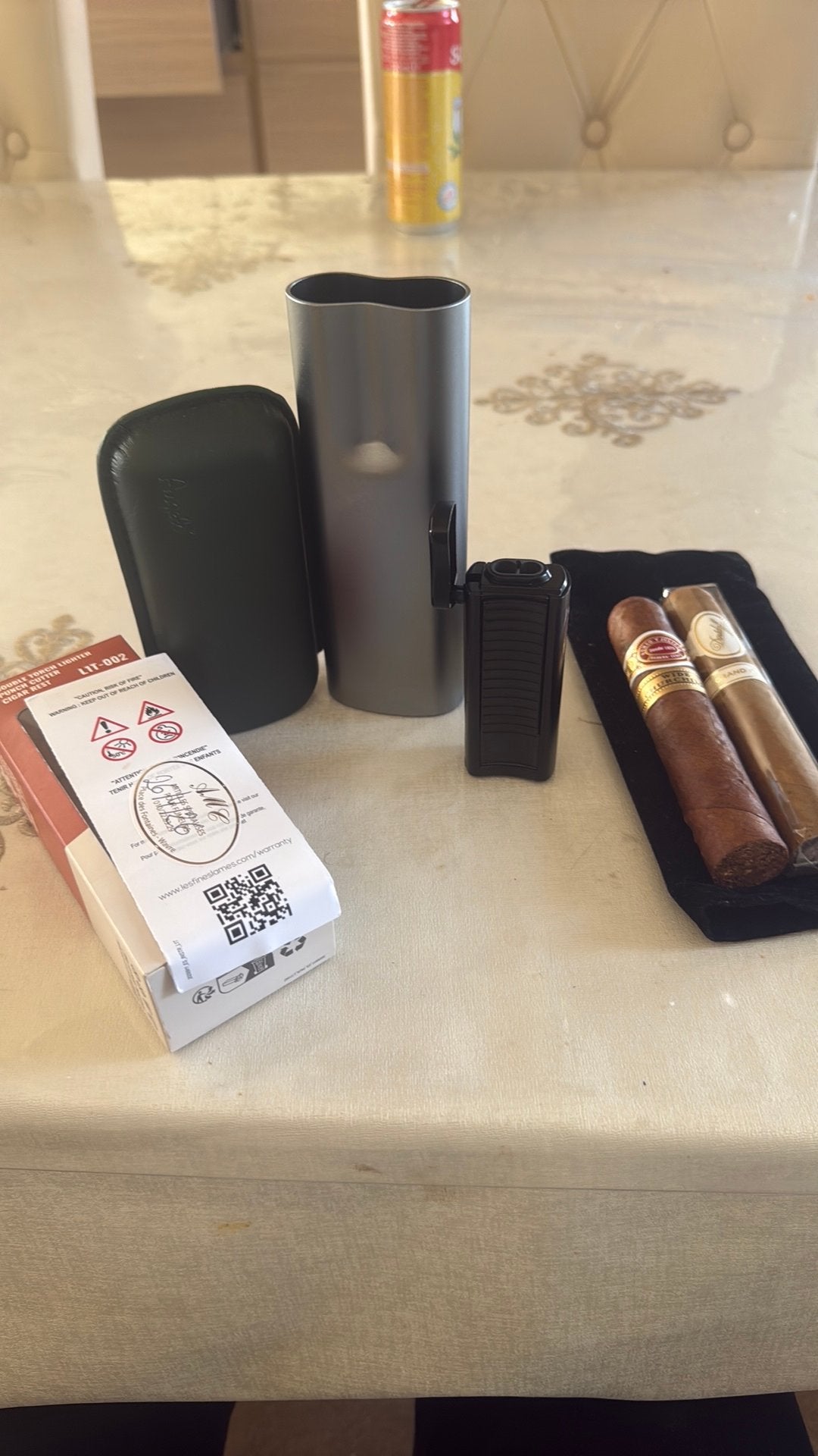 Cet ensemble comprend deux cigares, Enlèvement, Neuf