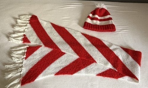 Supporterssjaal en muts KVK Kortrijk  gestreept rood/ wit, Ophalen of Verzenden, Gebruikt, Vaantje of Sjaal