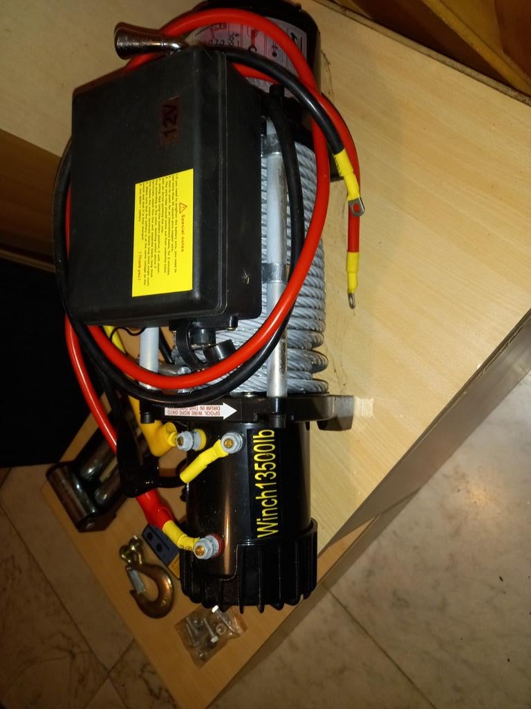 Winch 12 V  6100 kg  nooit gebruikt dus nieuw.