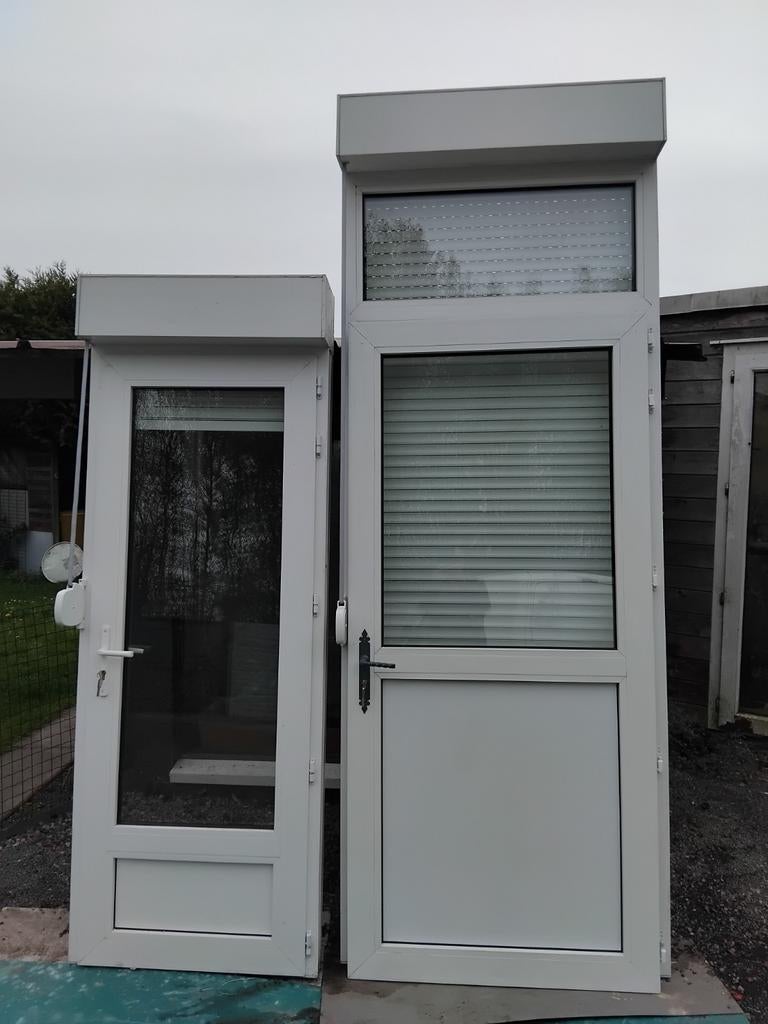 2 portes pvc vitré avec volet roulant.