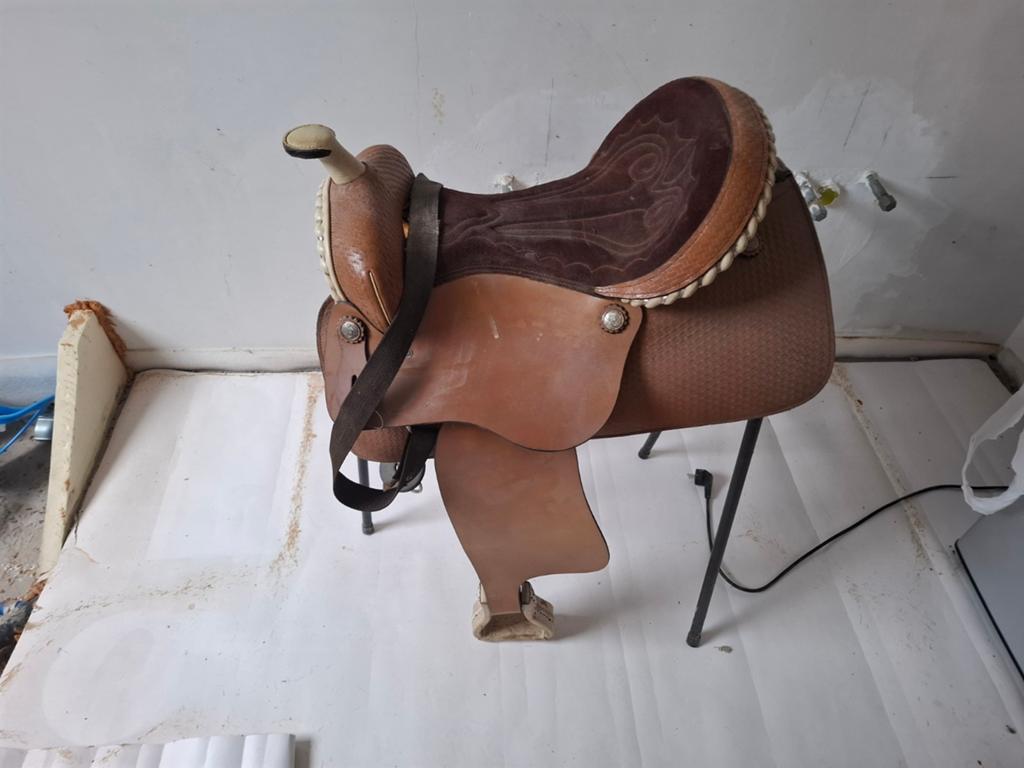 Westernzadel met pads en steun, Enlèvement