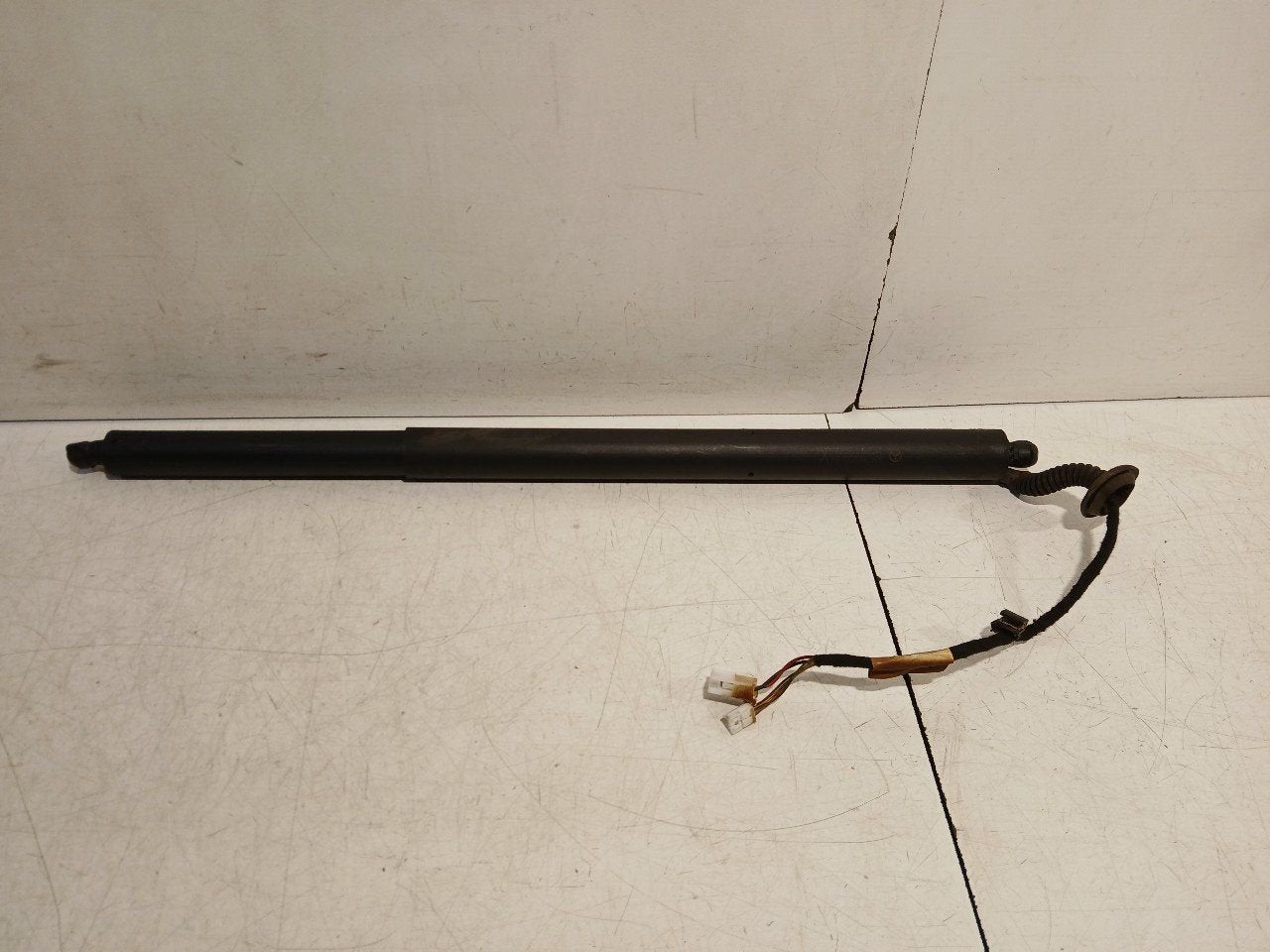 Gasdrukveer links achter Mercedes-Benz EQ-Klasse, Onderdelen@venauto.nl, Van der Ven Autorecycling B.V., Gebruikt, Ettenseweg 76, 4706 PB Roosendaal, The Netherlands