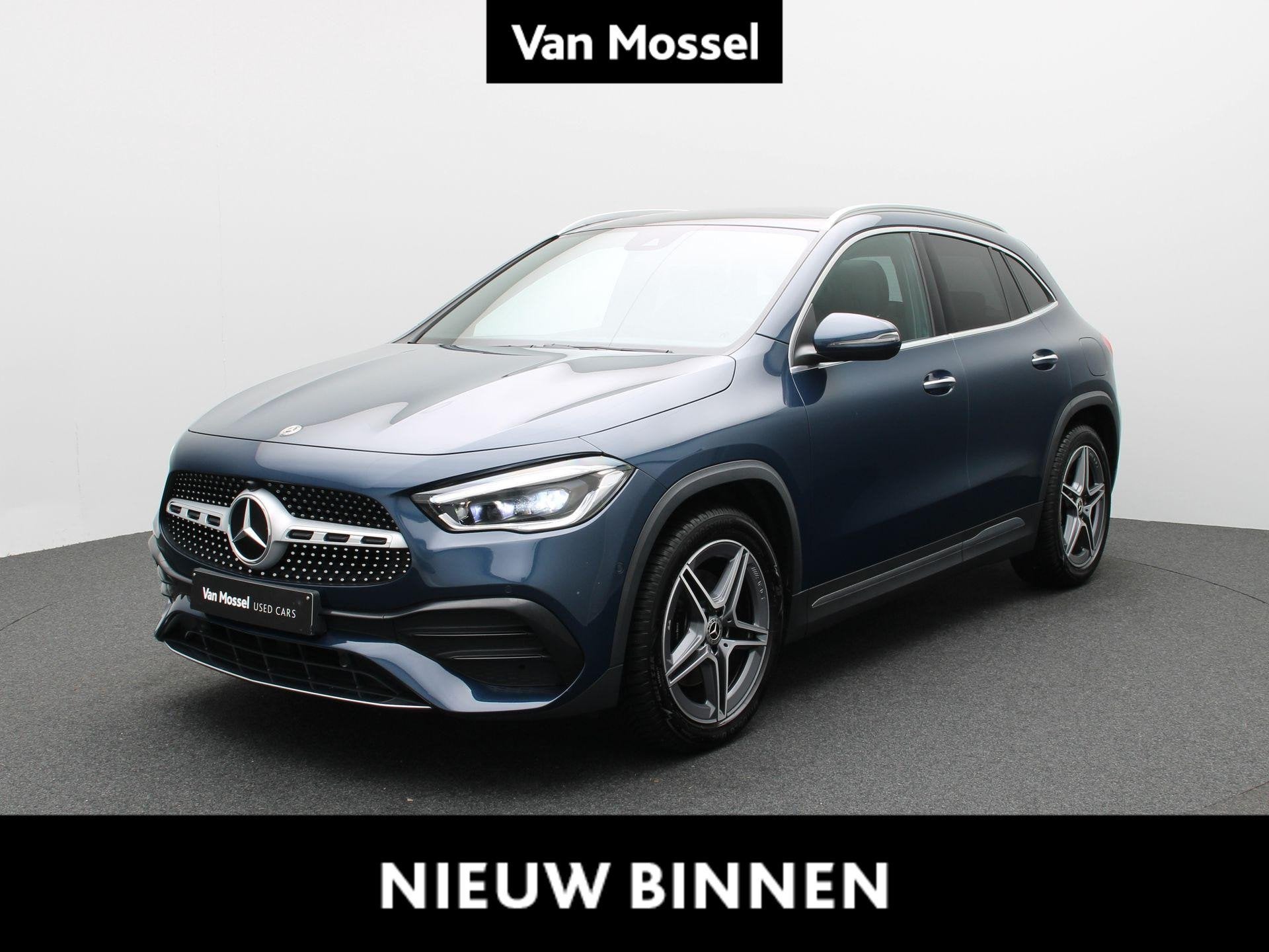 Mercedes-Benz GLA 180 AMG Line + MULTIBEAM LED + PANORAMISCH, Auto's, Dealer onderhouden, Stof, Gebruikt, Zwart