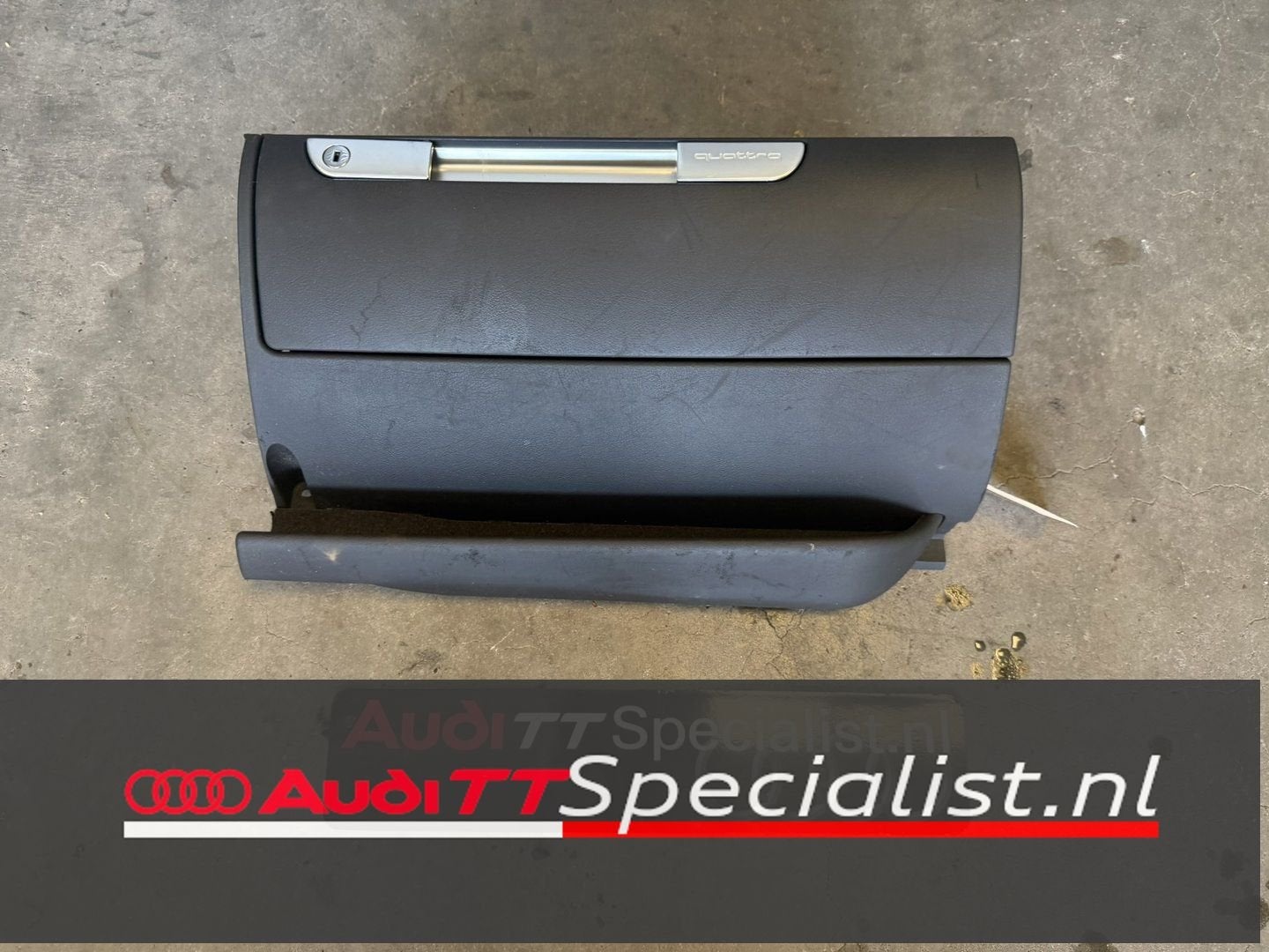 Dashboard kastje afsluitbaar Audi TT MK1 met Quattro logo, Gebruikt, -, -, -