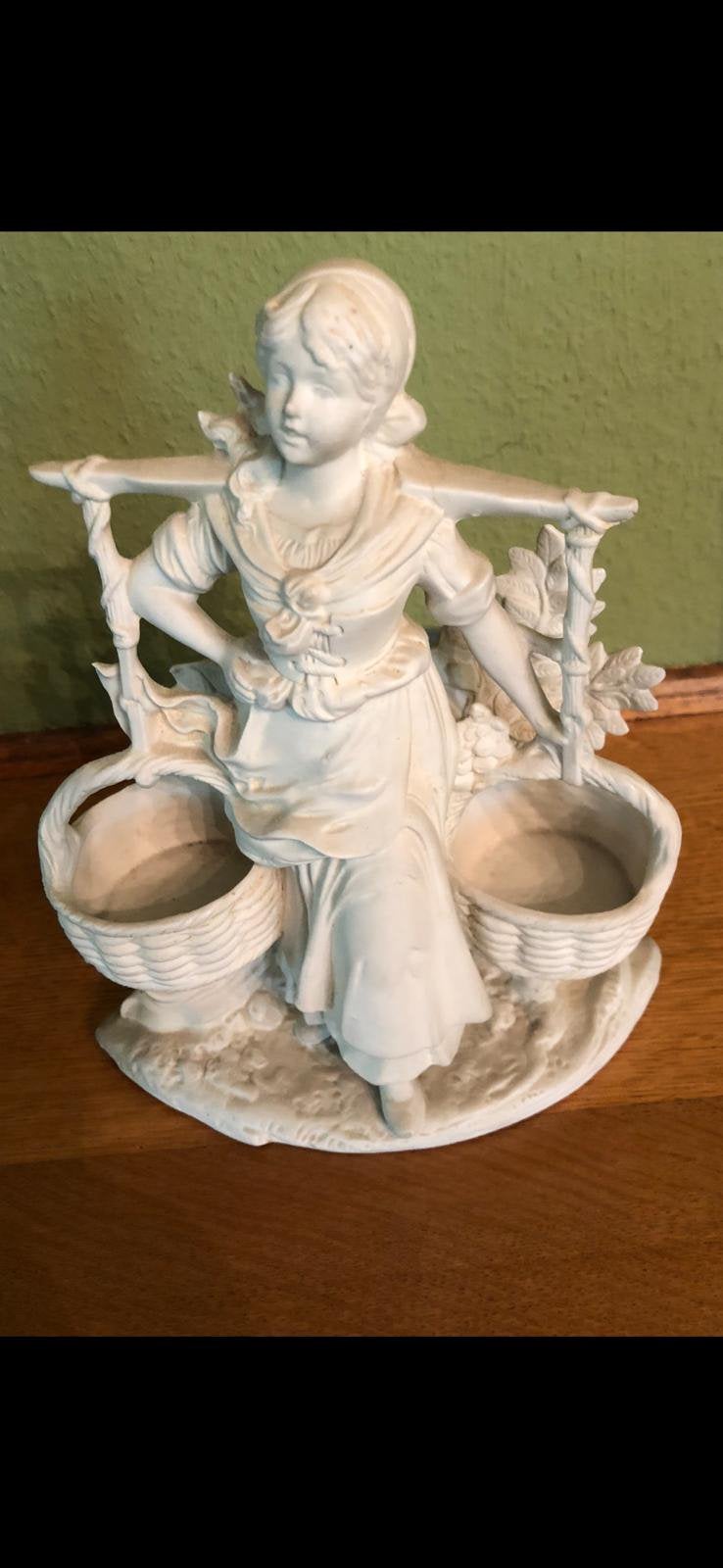Grote vintage biscuit planter met meisje en manden 23 cm, Antiek en Kunst, Ophalen