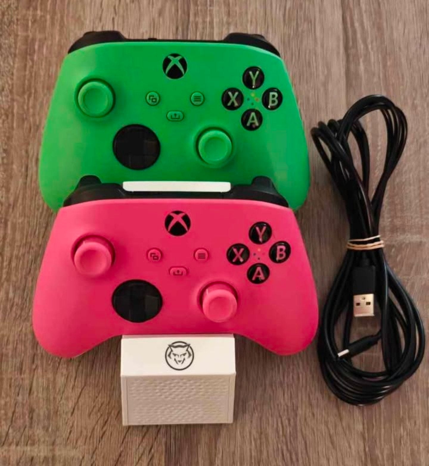Draadloze Xbox Controllers + Dubbel Laadstation, Games en Spelcomputers, Spelcomputers | Xbox | Accessoires, Gebruikt, Xbox One