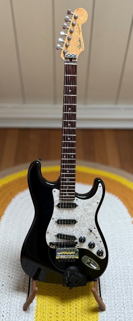 Fender Stratocaster MIJ 1987 noire avec de nombreux extras, Enlèvement, Utilisé, Solid body, Fender