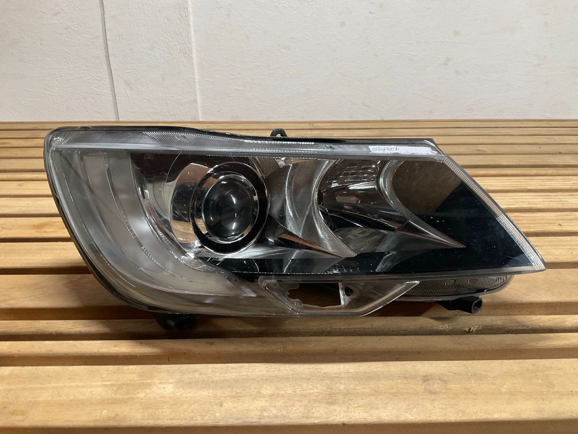 Phare Skoda Superb II 3T 2008-2015 3T1.941.016.G SK-4280, Infoline@skoda-auto.cz, Tr. Vaclava Klementa 869
293 01  Mlada Boleslav, CZ