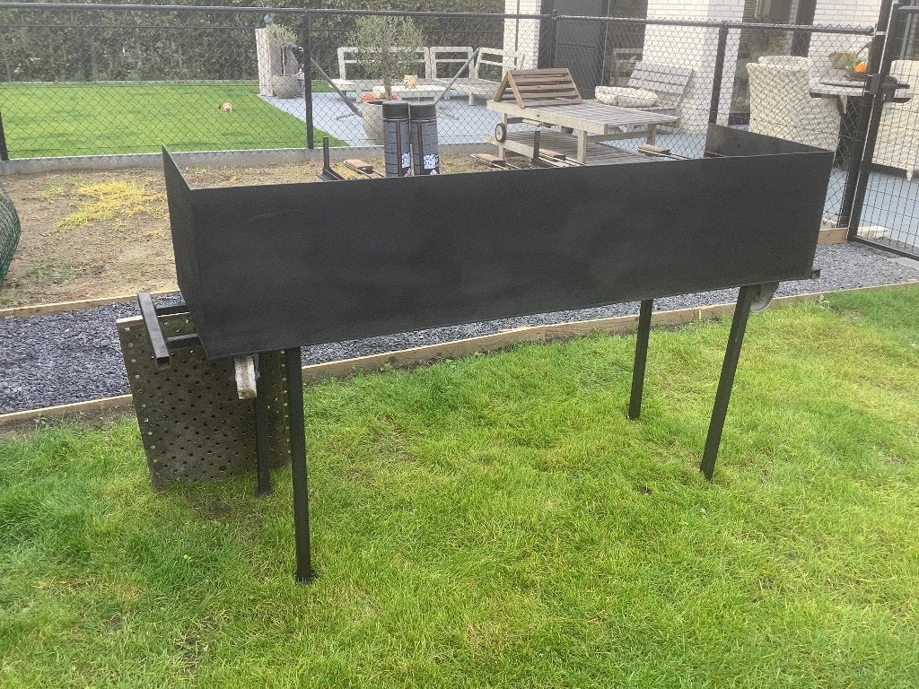 Professionele houtskoolbarbecue, Ophalen, Gebruikt, Met accessoires