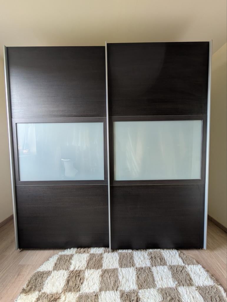 Bruine kledingkast, Ophalen