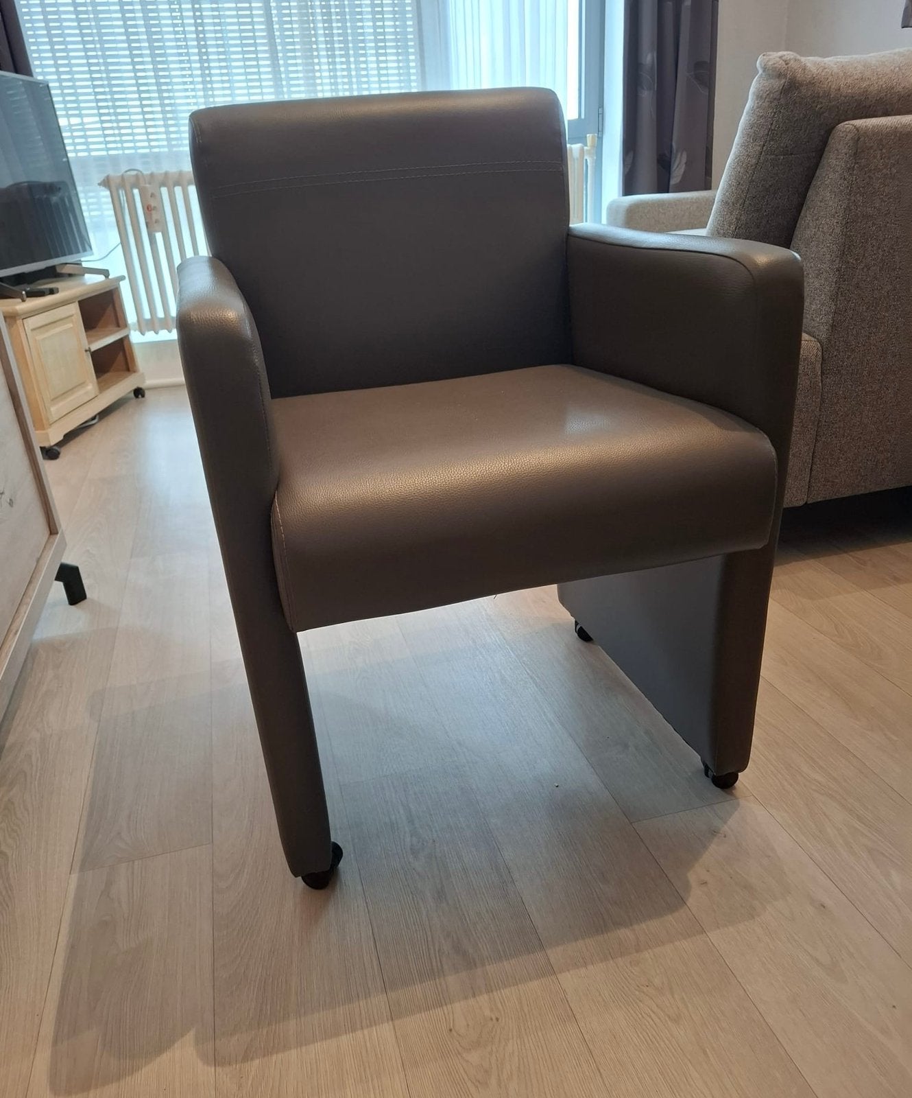 4 taupe eetkamerstoelen – lederlook – op wieltjes, Huis en Inrichting, Ophalen, Gebruikt