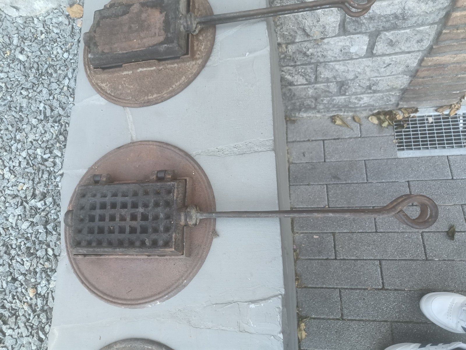 Gietijzeren wafelijzer met bijhorende draaischijf, Ophalen