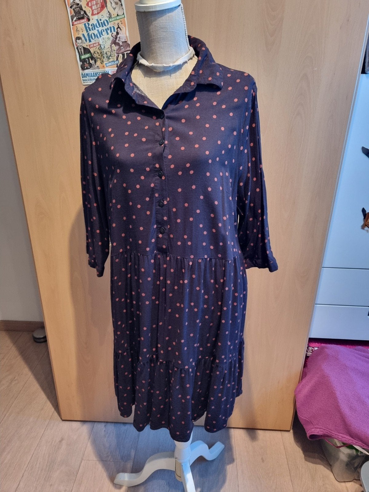 Donkerblauw midi‑kleed met roze bolletjes | 3/4‑mouwen | Kra, Vêtements | Femmes, Grandes tailles, Enlèvement ou Envoi, Lola & Liza