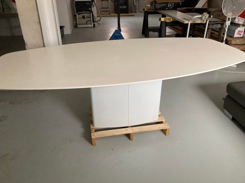 Table ovale laquée, Maison & Meubles, Tables | Tables à manger, Comme neuf, 100 à 150 cm, Enlèvement, 200 cm ou plus