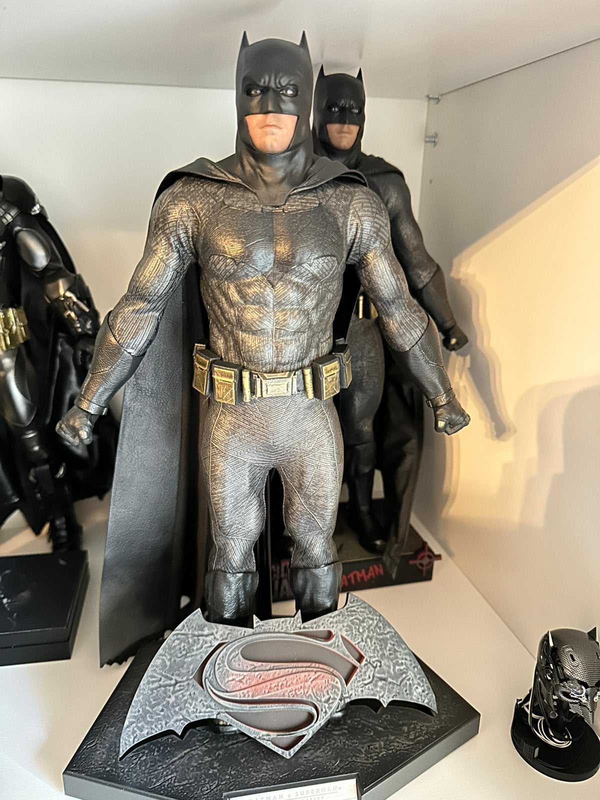 Batman v superman exclusive tech cowl sniper rifle hot toys, Ophalen of Verzenden, Zo goed als nieuw, Film, Actiefiguur of Pop