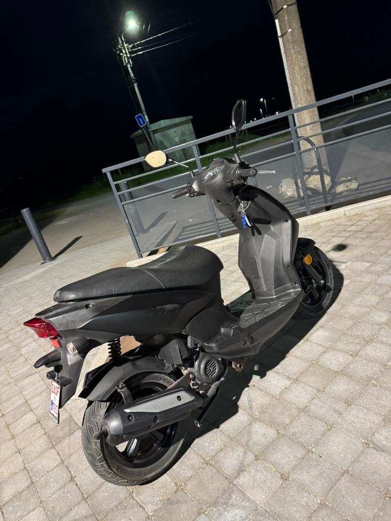 scooter sym 25 cc, Fietsen en Brommers, Scooters | SYM, Ophalen, Zo goed als nieuw