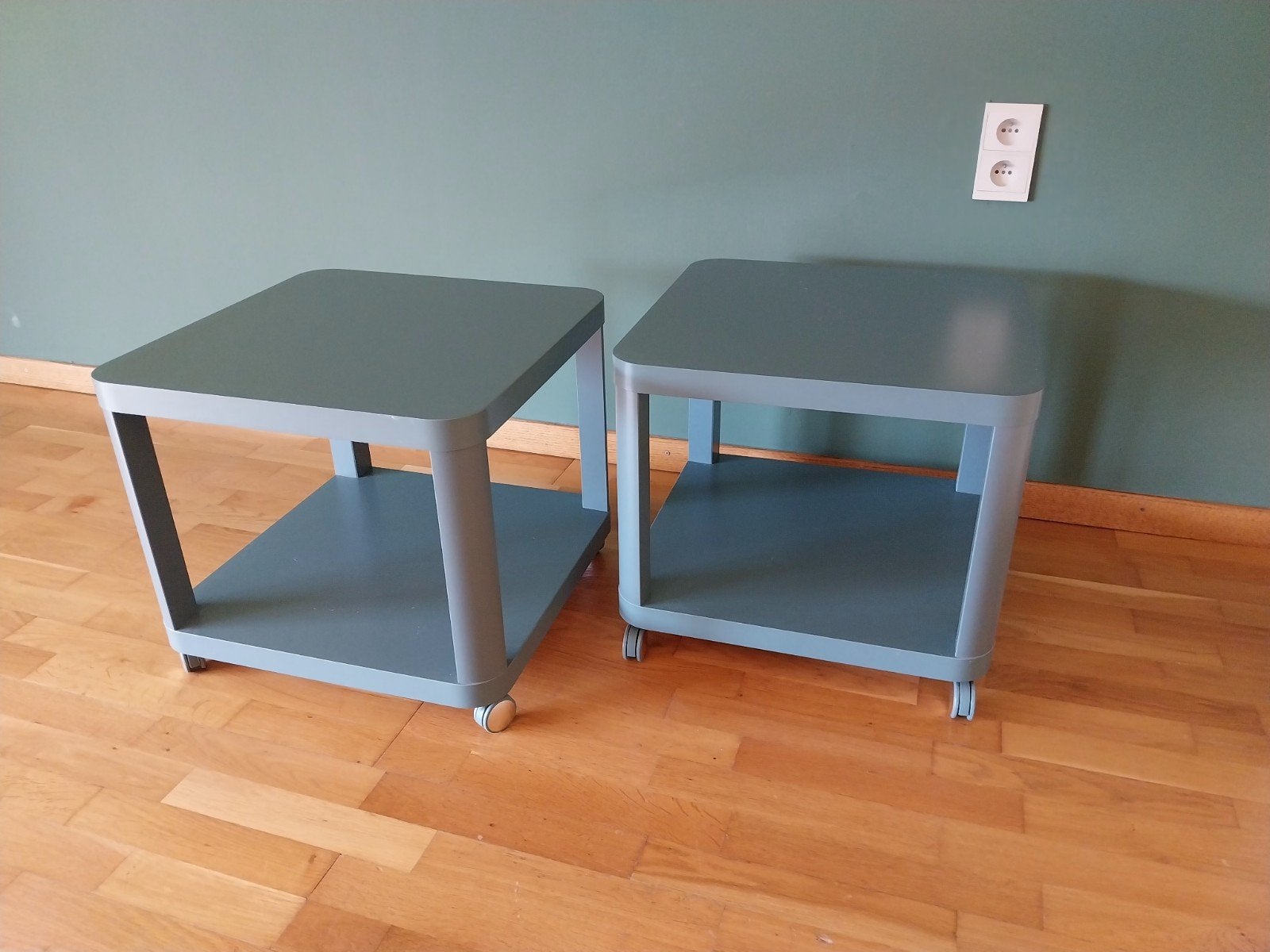 Bijzettafeltjes 'Tignby' IKEA met wieltjes, Huis en Inrichting, Ophalen