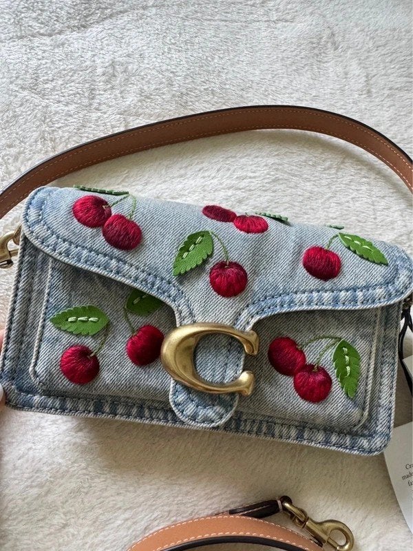 Deze Coach tas van kersenrood denim is nieuw met prijskaart, Ophalen of Verzenden
