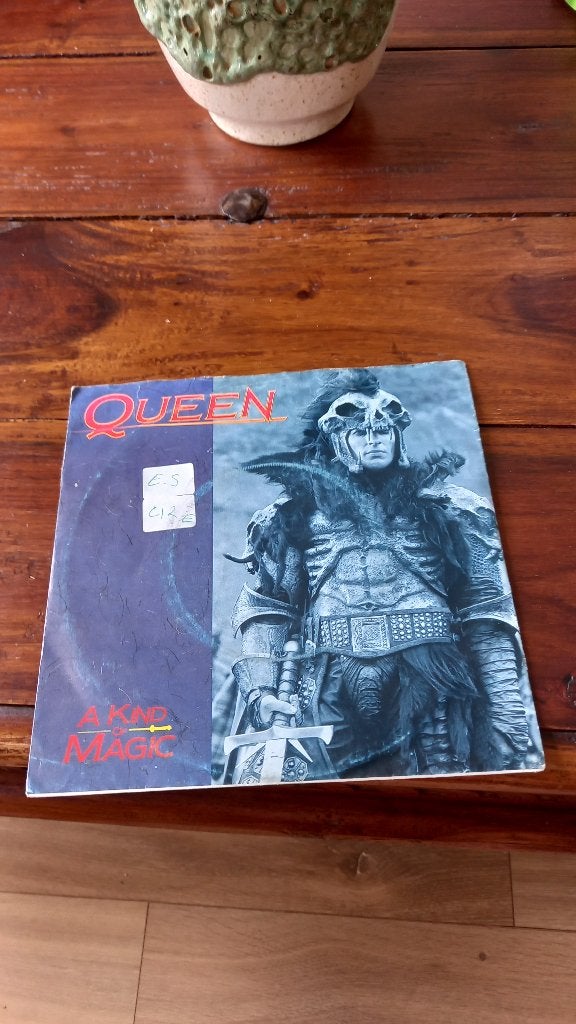 Vinyl (45t) queen "a king of magic", Ophalen, Gebruikt, Pop