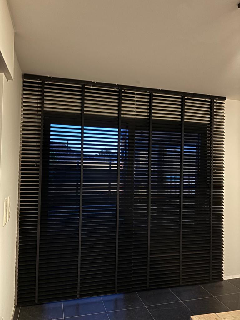 Nieuwe Zwarte houten jaloezie 200x250, 50mm, Huis en Inrichting, Stoffering | Gordijnen en Lamellen, Ophalen, 200 cm of meer, Zwart