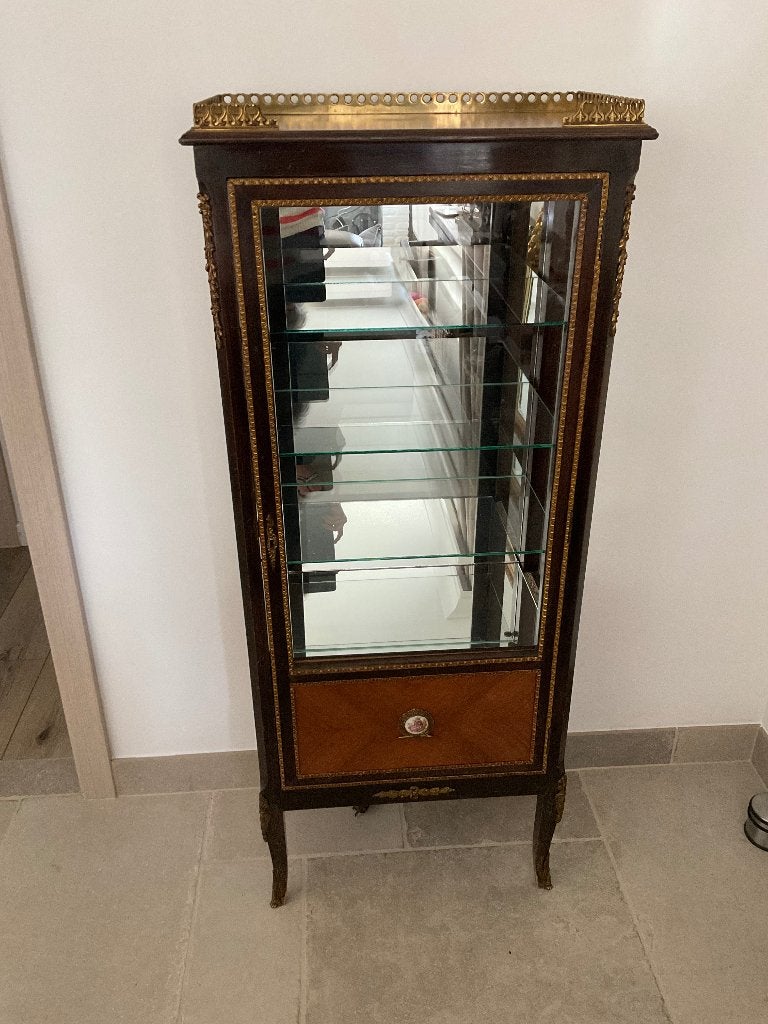 Franse vitrinekast Louis XV stijl met bronsbeslag, Enlèvement