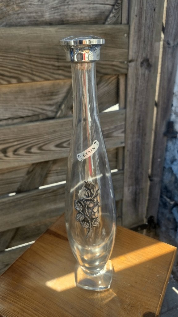Carafe etain, Enlèvement