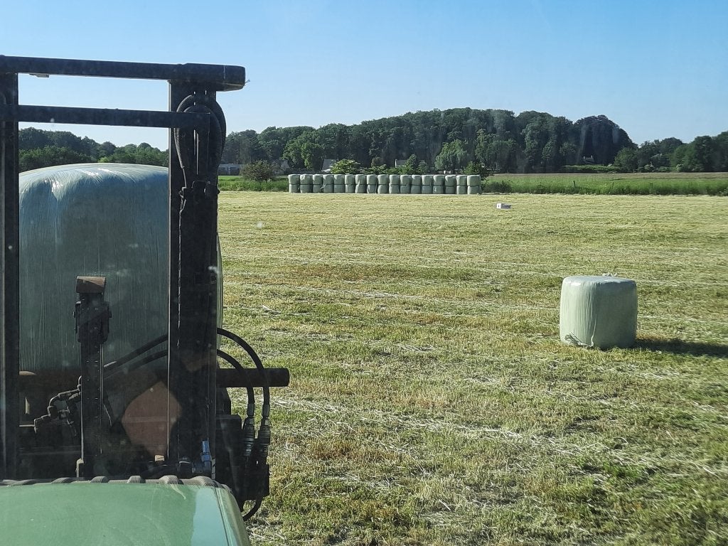 droog onkruidvrij hooi 1ste snede, Ophalen