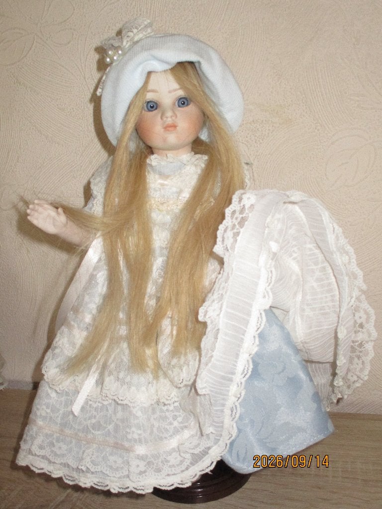 pracht pop  42 CM  AL IN PORSELEIN BISQUIT  NIEUW  STAAT, Verzamelen, Ophalen of Verzenden, Nieuw, Pop