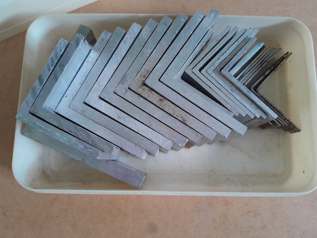 Equerres de fixation (27 pièces) 19 en alu + 8 en fer 35€, Enlèvement