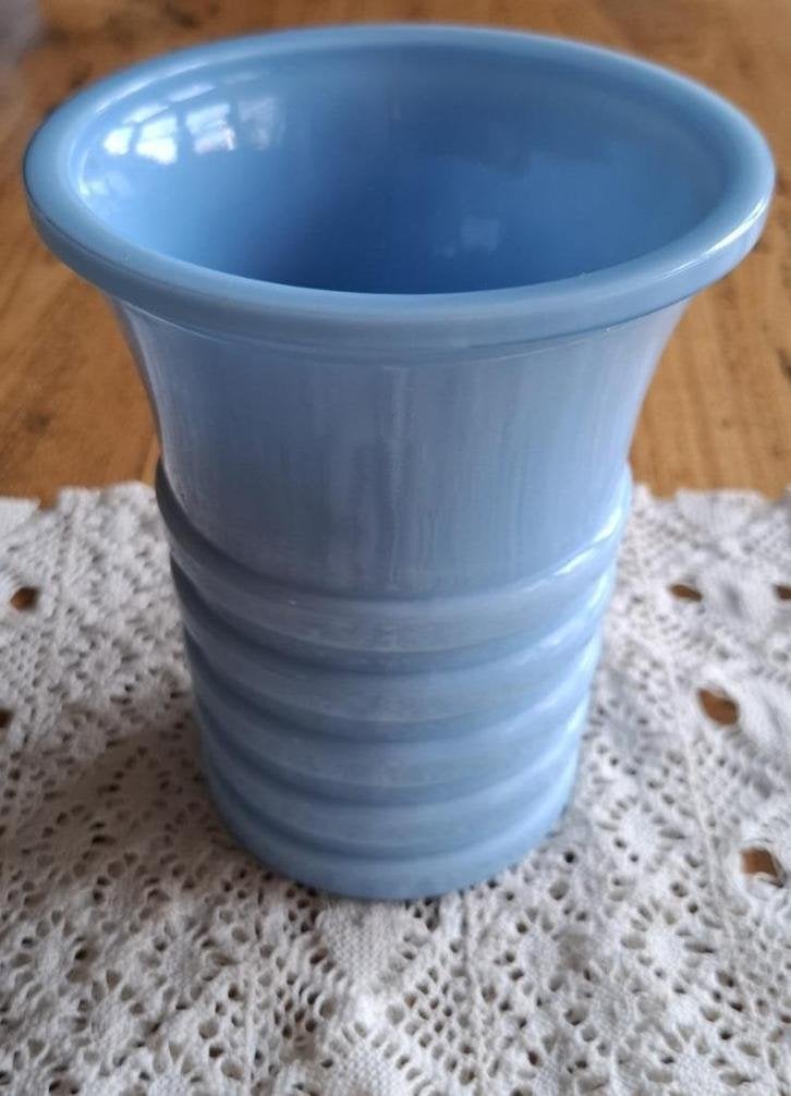 Oude Franse lichtblauwe opalex vaas met ribbels, Antiquités & Art, Antiquités | Verre & Cristal, Enlèvement ou Envoi