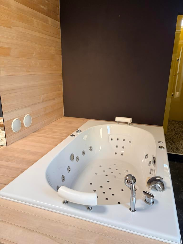 Bubbelbad - jacuzzi, Huis en Inrichting, Ophalen, Zo goed als nieuw