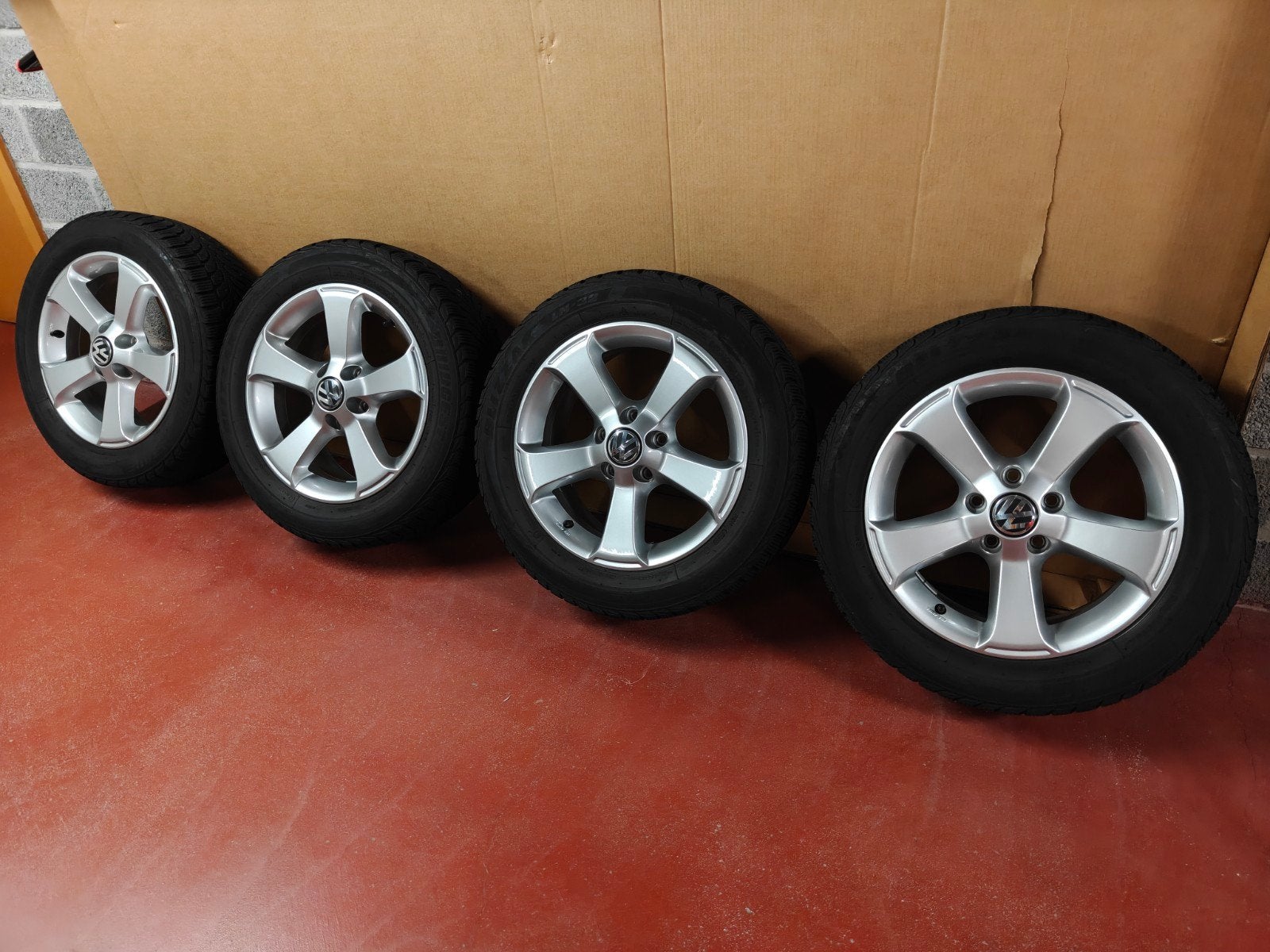 4 jantes VW 16 pouces + pneus d'hiver Bridgestone, Pneus hiver, 16 pouces, Véhicule de tourisme, 205 mm